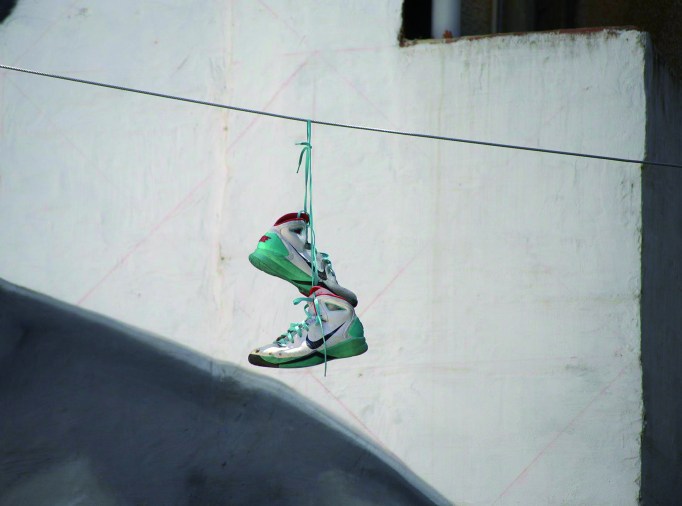 Zapatillas colgando. León. 29/06/16. Mauricio Peña